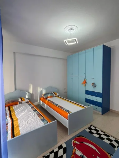 Tirane, jepet me qera apartament 2+1 , 650 € (vasil shanto)
