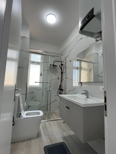 Tirane, jepet me qera apartament 2+1 , 650 € (vasil shanto)
