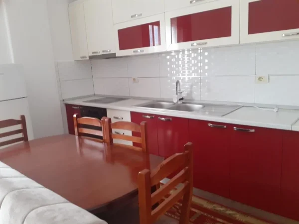 Tirane, jepet me qera apartament 1+1+Ballkon Kati 2, 75 m² 400 € (Laprakë)