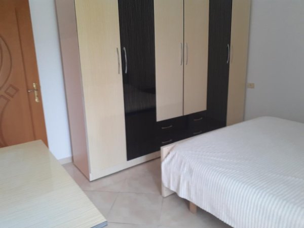 Tirane, jepet me qera apartament 1+1+Ballkon Kati 2, 75 m² 400 € (Laprakë)
