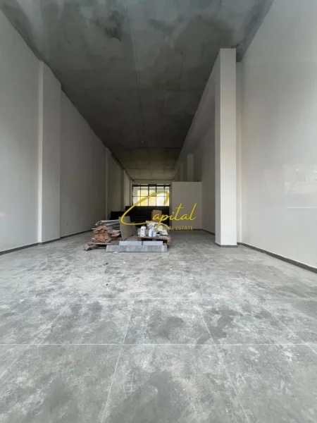 Tirane, jepet me qera dyqan Kati 0, 125 m² 3.500 € (RRUGA E BARRIKADAVE)