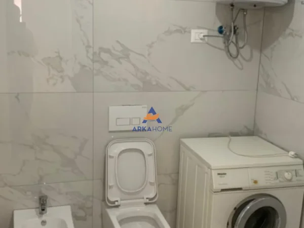 Tirane, jepet me qera apartament 1+1+Ballkon Kati 8, 80 m² 469 € 