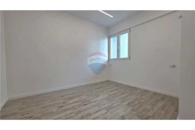 Vlore, shitet apartament 1+1 Kati 9, 78 m² 120.000 € (Prane Palesters se Mundjes,Rruga Dush Strati, Vlore)