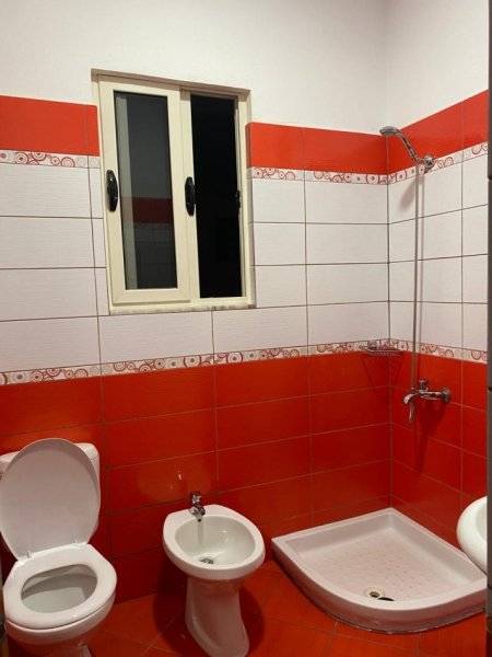 Tirane, jepet me qera apartament 1+1+Ballkon Kati 2, 65 m² 400 € (LAPRAKE)