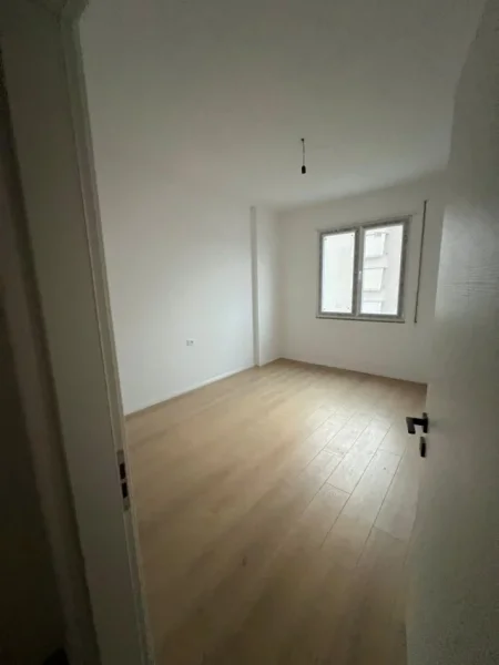 Tirane, jepet me qera apartament 2+1+Ballkon Kati 4, 95 m² 300 € (Kamez)