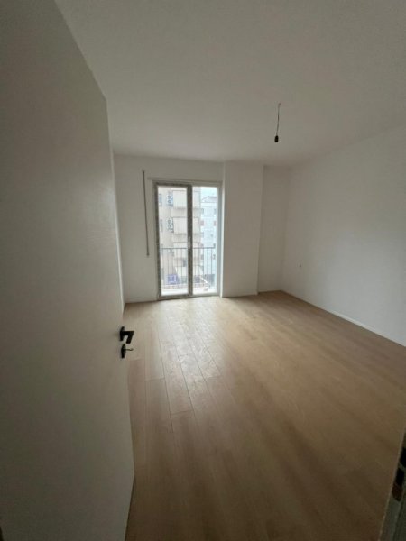 Tirane, jepet me qera apartament 2+1+Ballkon Kati 4, 95 m² 300 € (Kamez)