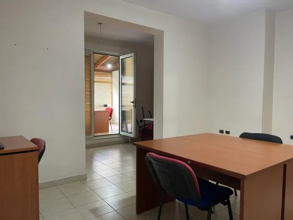 Tirane, jepet me qera ambjent biznesi Kati 1, 200 m² 1.000 € (DON BOSKO)