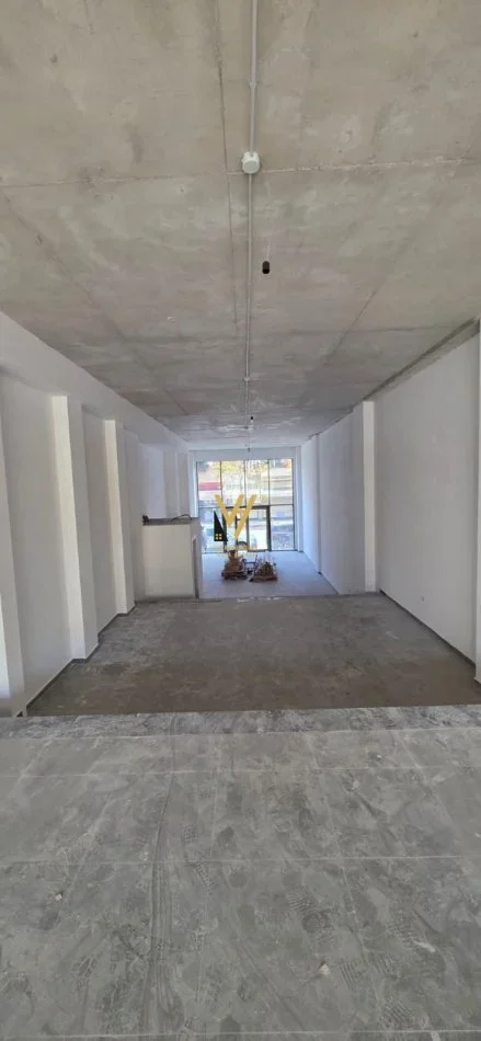 Tirane, jepet me qera dyqan Kati 0, 125 m² 3.500 € (RRUGA E BARRIKADAVE)