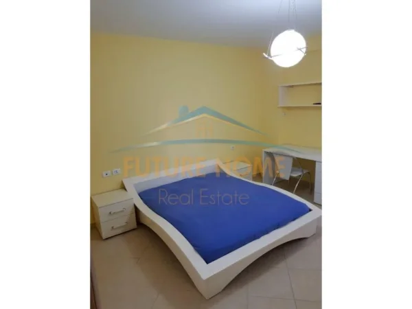 Tirane, jepet me qera apartament 2+1+Ballkon Kati 4, 680 m² 86 € (Rruga e Barrikadave)