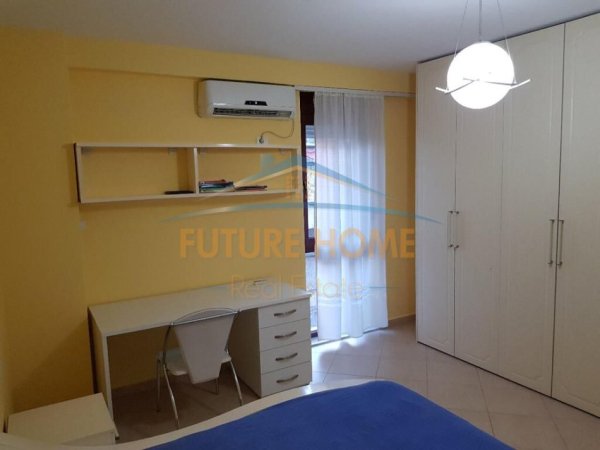 Tirane, jepet me qera apartament 2+1+Ballkon Kati 4, 700 m² 86 € (Rruga e Barrikadave)