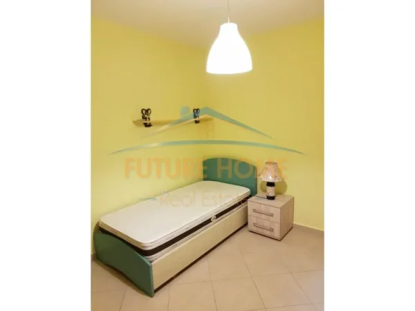 Tirane, jepet me qera apartament 2+1+Ballkon Kati 4, 680 m² 86 € (Rruga e Barrikadave)