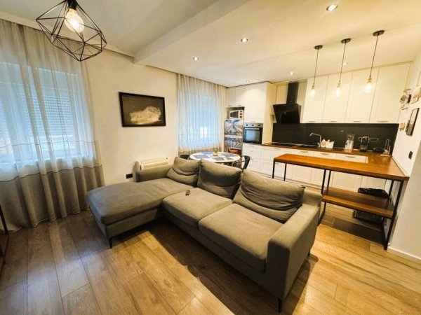 Tirane, jepet me qera apartament 2+1+Aneks+Ballkon Kati 5, 85 m² 700 € 