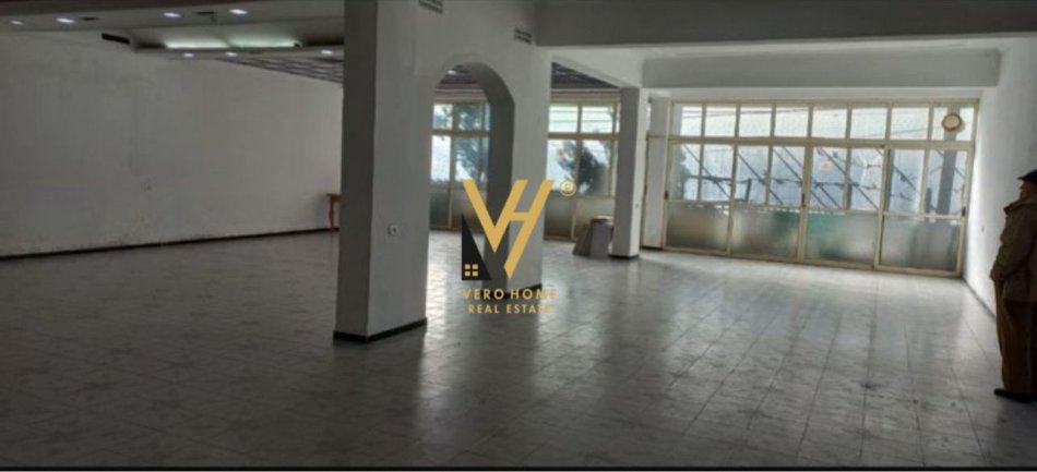 Tirane, jepet me qera ambjent biznesi Kati 0, 220 m² 900 € (BULEVARDI I RI)