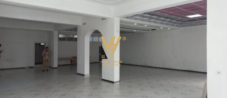 Tirane, jepet me qera ambjent biznesi Kati 0, 220 m² 900 € (BULEVARDI I RI)