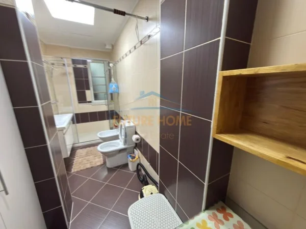 Tirane, jepet me qera apartament 3+1+Ballkon Kati 5, 126 m² 1.350 € (KOMPLEKSI FZ)