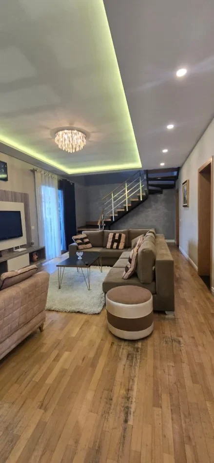 Tirane, jepet me qera Vile 2 Katshe , 241 m² 1.000 € 