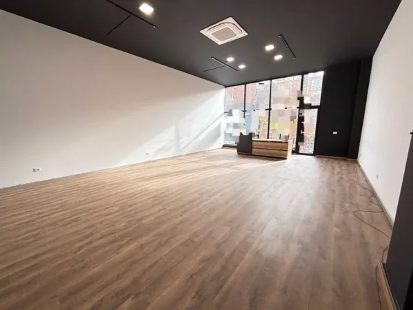 Tirane, jepet me qera zyre Kati 2, 75 m² 1.600 € (Rruga e Kavajes)