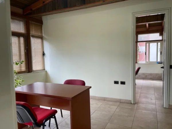 Tirane, jepet me qera zyre Kati 1, 201 m² 1.000 € 