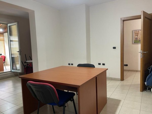 Tirane, jepet me qera zyre Kati 1, 201 m² 1.000 € 