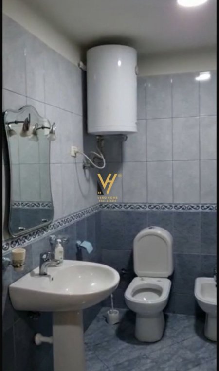Tirane, jepet me qera apartament 2+1+Ballkon Kati 3, 100 m² 600 € (KRISTAL CENTER)