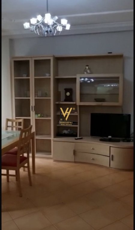 Tirane, jepet me qera apartament 2+1+Ballkon Kati 3, 100 m² 600 € (KRISTAL CENTER)