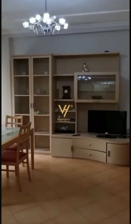 Tirane, jepet me qera apartament 2+1+Ballkon Kati 3, 100 m² 650 € (KRISTAL CENTER)