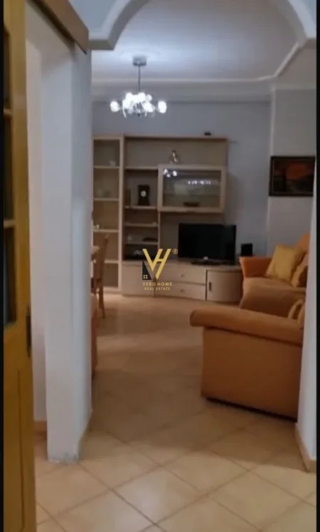 Tirane, jepet me qera apartament 2+1+Ballkon Kati 3, 100 m² 650 € (KRISTAL CENTER)