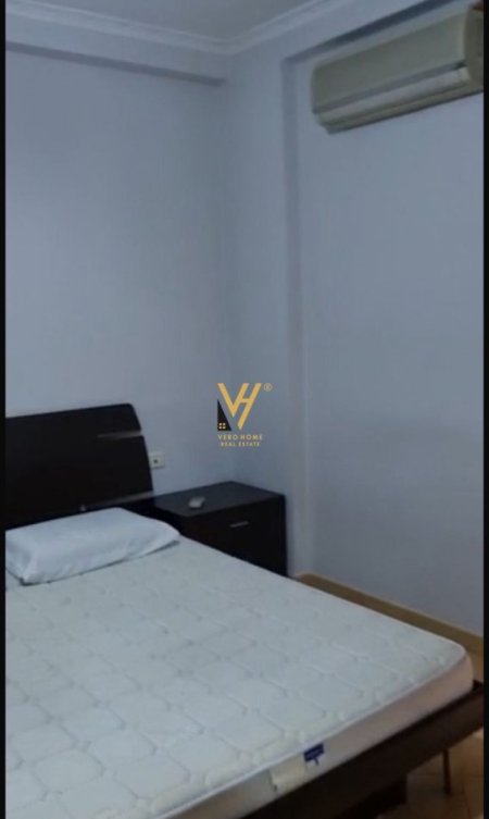 Tirane, jepet me qera apartament 2+1+Ballkon Kati 3, 100 m² 600 € (KRISTAL CENTER)