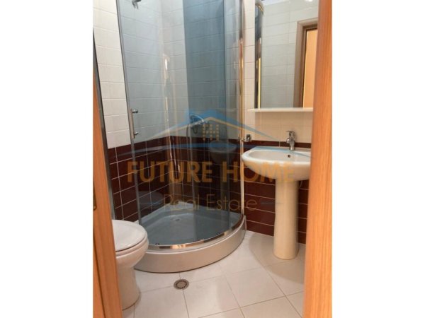 Tirane, jepet me qera apartament 2+1+Ballkon Kati 4, 86 m² 700 € (Rr.Barrikadave)