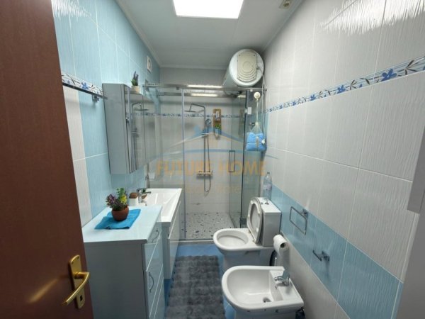 Tirane, jepet me qera apartament 3+1+Ballkon Kati 5, 126 m² 1.350 € (Liqeni i Thatë)