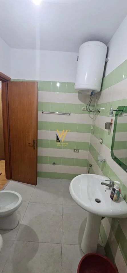 Tirane, jepet me qera apartament 2+1+Ballkon Kati 3, 110 m² 500 € (YZBERISHT)
