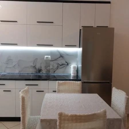 jepet me qera apartament Kati 3, (Jepet me Qera Apartament 1+1 mobiluar Astir 40000 Leke)