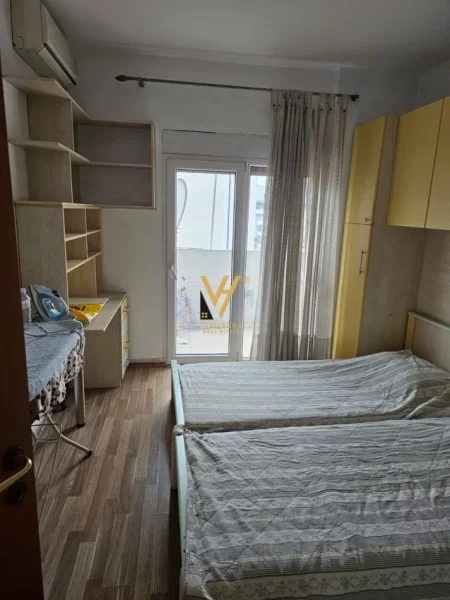 Tirane, jepet me qera apartament 2+1+Ballkon Kati 4, 110 m² 700 € (21 DHJETORI)