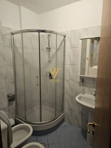 Tirane, jepet me qera apartament 2+1+Ballkon Kati 4, 110 m² 700 € (21 DHJETORI)