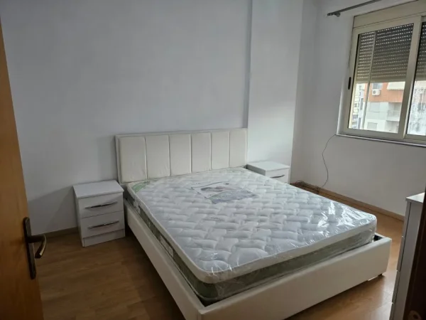 Tirane, jepet me qera apartament 2+1 , 100 m² 550 € (kinostudio)