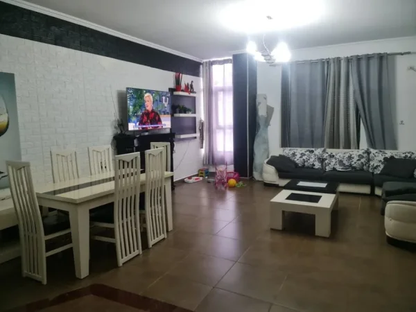 Tirane, shitet apartament 2+1+Ballkon Kati 6, 130 m² 255.000 € (MBIKALIMI KOMUNA E PARISIT)