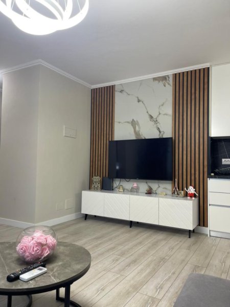 Tirane, jepet me qera apartament 1+1 , 75 m² 900 € (liqeni)