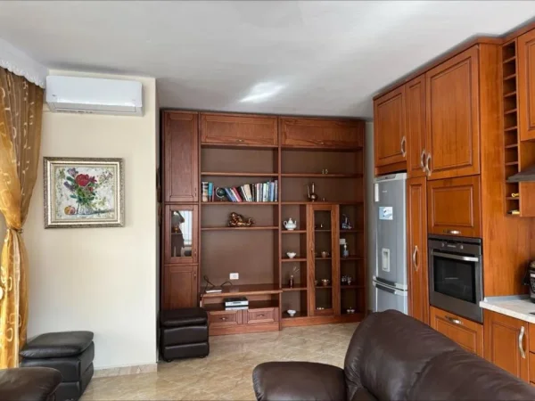 Vlore, jap me qera apartament 2+1+Ballkon Kati 6, 100 m² 500 € (Rruga Aleksander Moisiu)