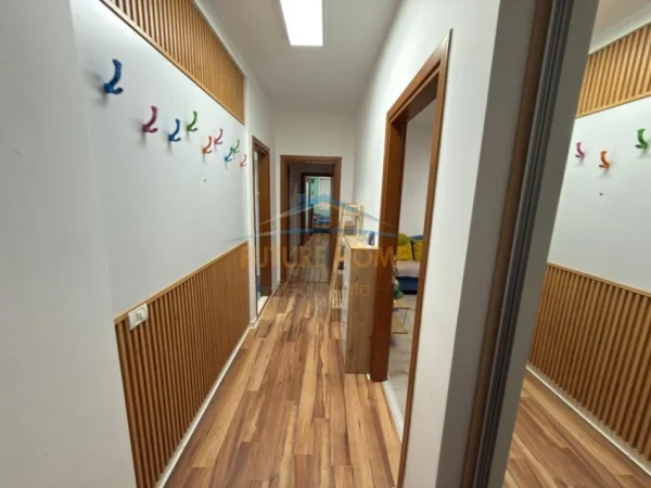 Tirane, shitet apartament 3+1 Kati 5, 126 m² (Liqeni i thate)