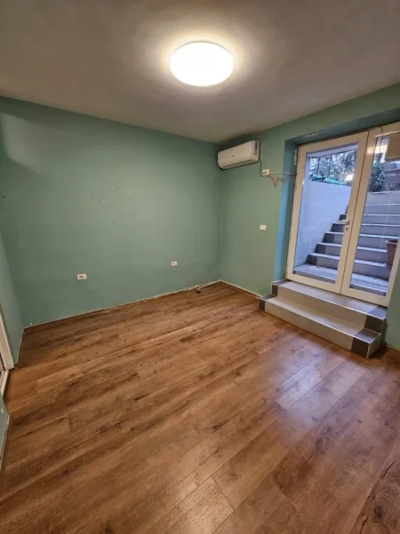 Tirane, jepet me qera ambjent biznesi Kati -1, 30 m² 400 € (bulevardi gjergj fishta)
