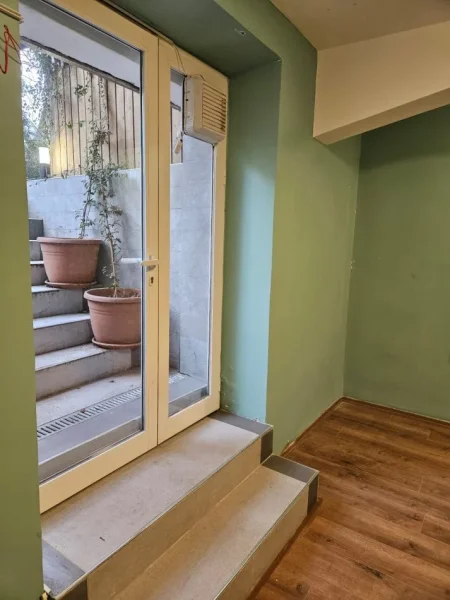 Tirane, jepet me qera ambjent biznesi Kati -1, 30 m² 400 € (bulevardi gjergj fishta)