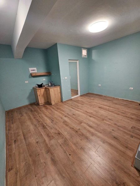Tirane, jepet me qera ambjent biznesi Kati -1, 30 m² 400 € (bulevardi gjergj fishta)