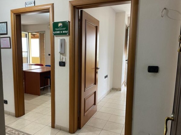 Tirane, jepet me qera zyre Kati 1, 200 m² 1.000 € (Don Bosko)