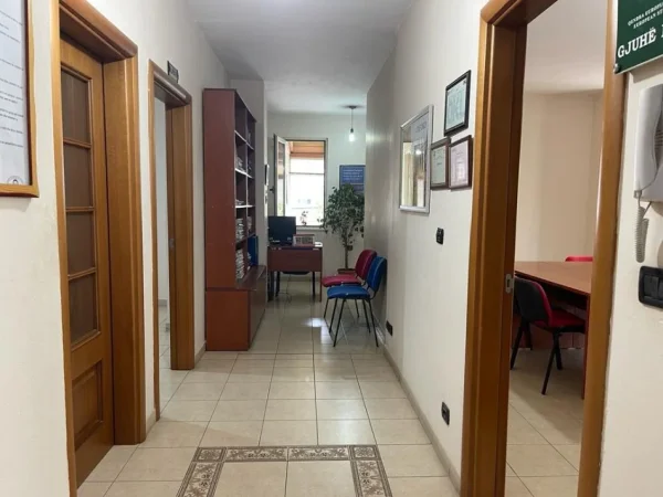 Tirane, jepet me qera zyre Kati 1, 200 m² 1.000 € (Don Bosko)