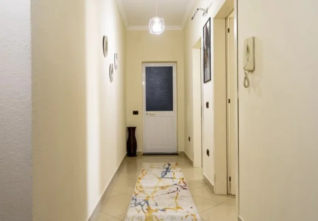 Tirane, jepet me qera apartament 1+1+Ballkon Kati 4, 75 m² 400 € (Siri kodra)