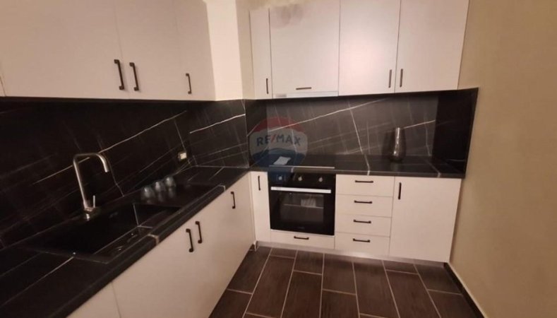 Tirane, jepet me qera apartament 2+1 Kati 6, 120 m² 500 € (pallatet cabej)