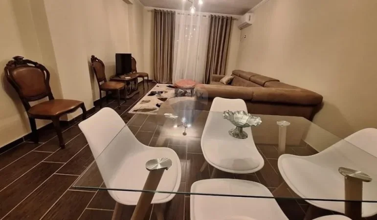 Tirane, jepet me qera apartament 2+1 Kati 6, 120 m² 500 € (pallatet cabej)