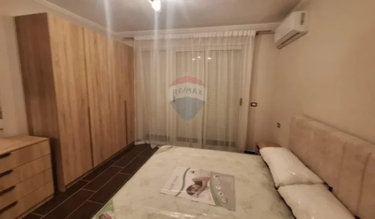 Tirane, jepet me qera apartament 2+1 Kati 6, 120 m² 500 € (pallatet cabej)