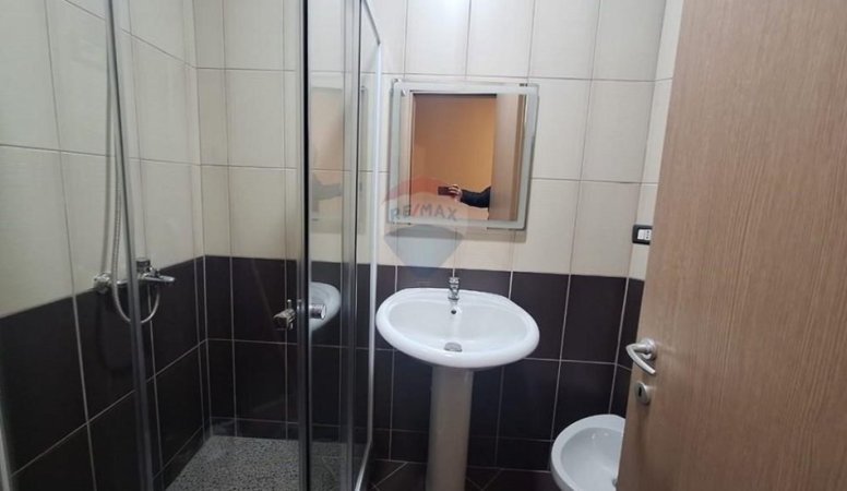 Tirane, jepet me qera apartament 2+1 Kati 6, 120 m² 500 € (pallatet cabej)
