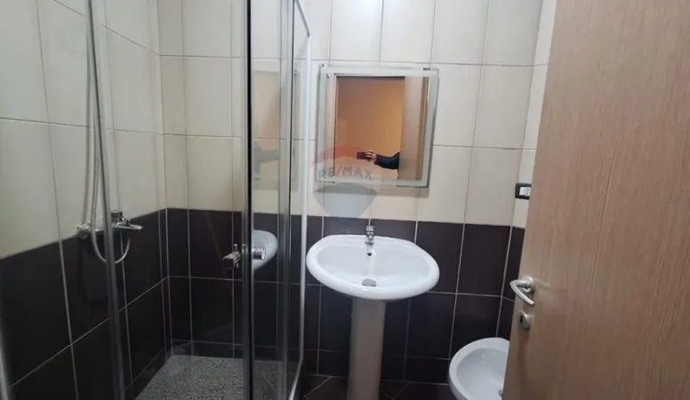 Tirane, jepet me qera apartament 2+1 Kati 6, 120 m² 500 € (pallatet cabej)